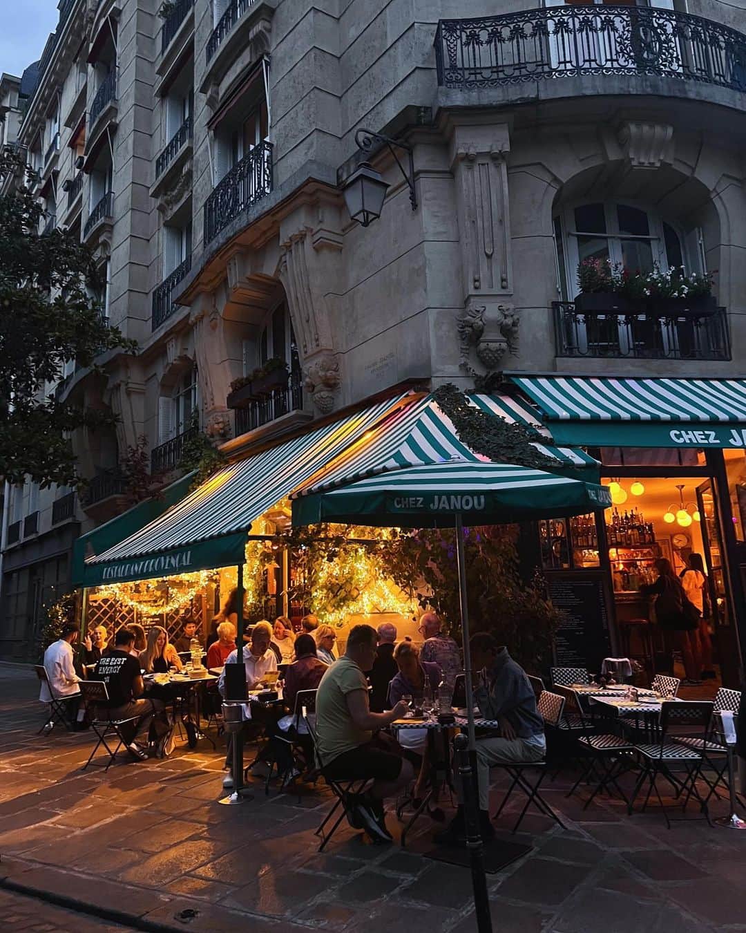 Julia Castroさんのインスタグラム写真 - (Julia CastroInstagram)「パリの街並み。 14時間先にこんな素敵な世界が広がっていたとは…❤️ . #paris #Montmartre #RuedelAbreuvoir #モンマルトル #アブルヴォワール通り  #パリ #フランス」10月1日 21時45分 - julia.c.0209