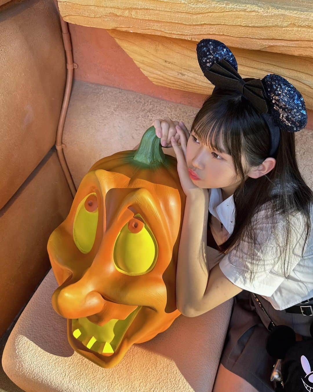 羽賀朱音さんのインスタグラム写真 - (羽賀朱音Instagram)「#Disney  ⁡ ほまれとディズニー！ ⁡ おそろコーデで、 ハロウィンを楽しんできました🎃👻 ⁡ #morningmusume23 #モーニング娘23  #岡村ほまれ ちゃん #羽賀朱音 #ほまたん優勝 #ディズニー #ディズニーランド #disneyland」10月1日 21時37分 - akane__haga.official