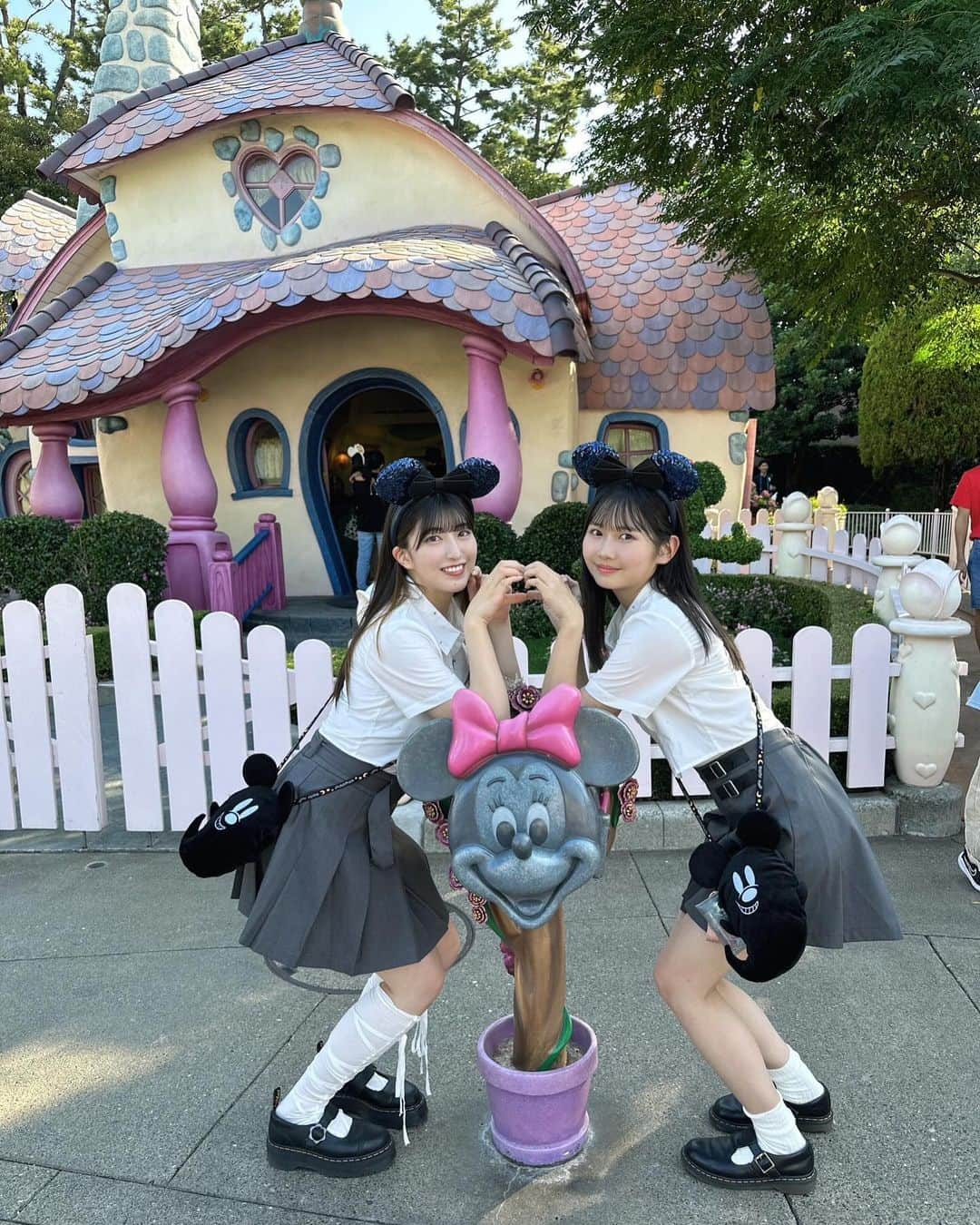 羽賀朱音さんのインスタグラム写真 - (羽賀朱音Instagram)「#Disney  ⁡ ほまれとディズニー！ ⁡ おそろコーデで、 ハロウィンを楽しんできました🎃👻 ⁡ #morningmusume23 #モーニング娘23  #岡村ほまれ ちゃん #羽賀朱音 #ほまたん優勝 #ディズニー #ディズニーランド #disneyland」10月1日 21時37分 - akane__haga.official