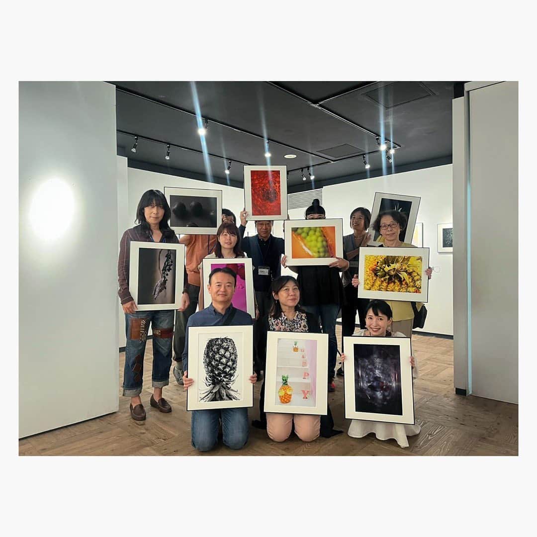 花澄のインスタグラム：「ナインギャラリー主催 「ブドウ＆パイナップル展」 無事に終了いたしました。 ご来場のみなさまありがとうございました。 まったく伝の無いところからの 一般応募で展示していただきました。 選んでいただいたこと、 そしてすべてのご縁に感謝します。 普段接していた円とは まったく違う円だったので 作家のみなさんとも出逢えてよかったです。 26人が同じ題材を違う切り口で捉えていて とても興味深かったです。 無記名の展示でしたが わたしの作品をよく知るみなさまは ちゃんと当てていただき それもありがとうございます。 ハービー山口さんも 個性がちゃんと出来ていて すぐにわかったとおっしゃってました。 これからも独自路線を探求したいと思います。  それと、カアチャンも載せておこ。」