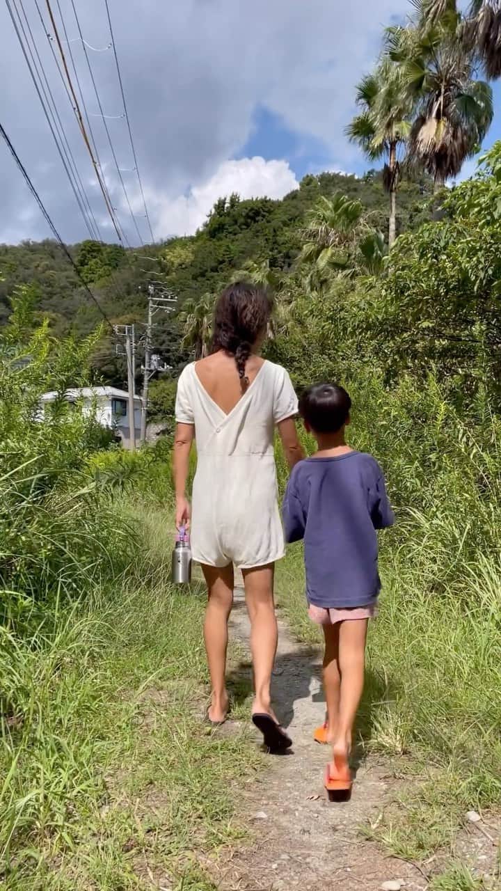渋木さやかのインスタグラム：「Last Summer Vacation 🌱  どこも似てると言われたことなかったから、脚の形が似てるって言われて嬉しかった。  #伊豆 #familytrip #ドングリtrip」