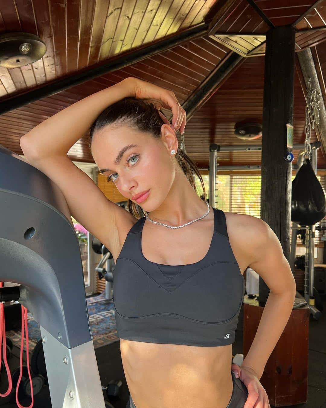 Yael Shelbiaのインスタグラム：「Doing it for the outfit 🩶」