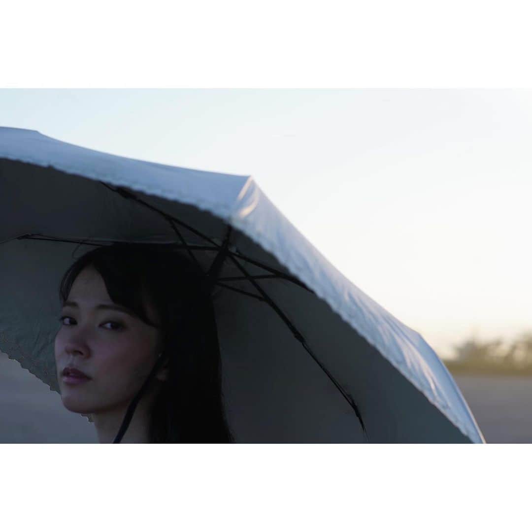 小向なるさんのインスタグラム写真 - (小向なるInstagram)「. 信頼する方たちに 今の私を 撮っていただきました🌹🕊  📸 @insta_moriishi  　　@varu1020_  💄 @minamisa10  👗 @kaene_official   #kaene #dress #summer #sea  #japanese #girl #portrait」10月1日 21時39分 - naru.komkai