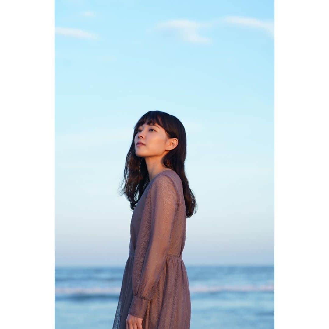小向なるさんのインスタグラム写真 - (小向なるInstagram)「. 信頼する方たちに 今の私を 撮っていただきました🌹🕊  📸 @insta_moriishi  　　@varu1020_  💄 @minamisa10  👗 @kaene_official   #kaene #dress #summer #sea  #japanese #girl #portrait」10月1日 21時39分 - naru.komkai