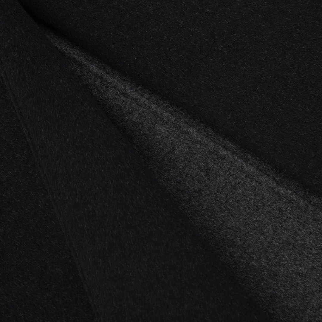 ENFÖLDさんのインスタグラム写真 - (ENFÖLDInstagram)「【COAT】 角のある衿、ラペルをポイントにミニマルにまとめた品のあるウールのロングコートです。 両面とも表面として使用可能なウールのリバー素材(二重織り素材)を使用し、毛足はしなやかなタッチのショートビーバー仕上げで、膨らみ感と弾力、毛並みには上品なつやがあります。同じ生地で見返しが付いており、よりしっかりした印象に。 あえて異なる色で二重織りし、ショートビーバー加工することで、裏の配色生地の毛羽立ちが表まで出てきて、より深みのある色合いに。 サイドのロングスリットが上品な中にも程よく抜け感を作り、日常使いしやすいデザインに仕立てました。  Product No.: 300GA130-2300 Color: BLK, RED, L/BLU, D/NVY Size: 36, 38inch Price: 64,900jpy (tax in) *10月4日Online Store (正午12時), 直営店店頭展開予定。 *直営店店頭での入荷連絡は現在承っております。ぜひ店頭までお問い合わせくださいませ。 *数に限りがございます。ご了承くださいませ。  #enfold_official #enfold #enföld」10月1日 21時40分 - enfold_official