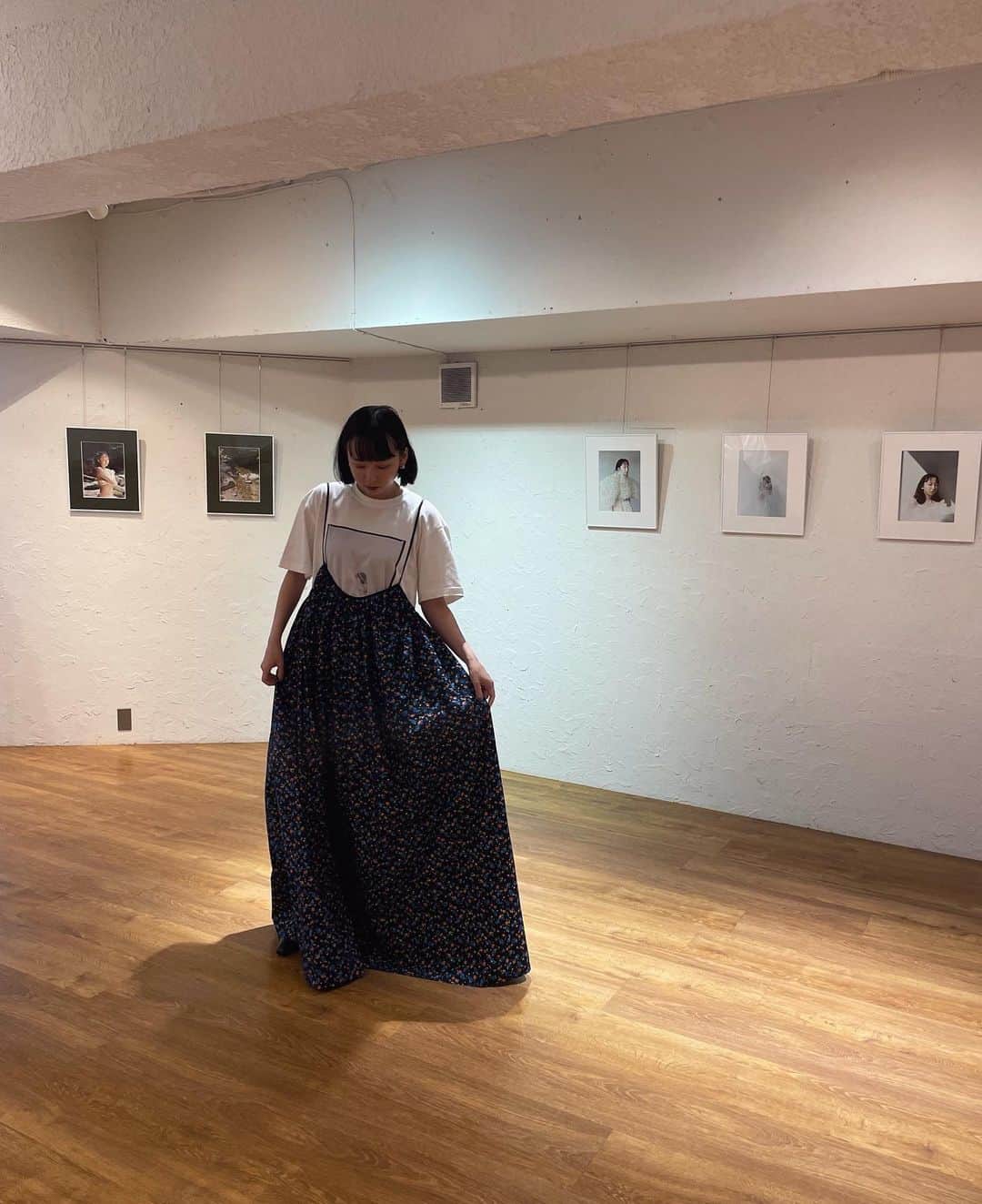 のインスタグラム：「初の写真展「RINA KATSUTA PHOTO EXHIBITION FLOWERING」2日間お越しくださいました皆様、本当にありがとうございました🩶  約1年半と長期間をかけ撮影してきた大切な写真を初の写真集として出させていただくだけでも贅沢な、幸せな出来事だったけれど、こうして写真展まで開催させていただき、そして多くの方々にご覧いただけたことが本当に嬉しいです。  イベントにご参加くださった皆様、遠い場所から写真展のために駆けつけてくれたり、久々なイベント形式に明らかにルンルンな方だったり笑、初めましての方や、PoFFを身に纏って来て下さる方、短い時間でしたがとても楽しくお話させていただきました😆🤭✨  初めての挑戦や物事は緊張や不安でいっぱいになることもあるけれど、2日間会場の端から端まで、20分ほどある映像も全て時間をかけて見てくださっている姿を見て、そこにはあたたかい空間が常に存在していて、本当に嬉しく、そして何より感謝の気持ちでいっぱいです。  いろいろ難しく考えてしまうところがあるのですが🤯笑、あれこれ考えすぎず、今回のように挑戦することを大切に、これからも楽しい物事やイベントを発信し続けていきたいと改めて思いました！  グッズTですが、ECの方でも展開できることになりそう💡 ※既にSoldのものもありますがご了承ください🙏🏻 また改めてお知らせさせてください！  ブログか？ってくらい長文になりましたが、改めて2日間本当にありがとうございました🫶🏻🎞️」