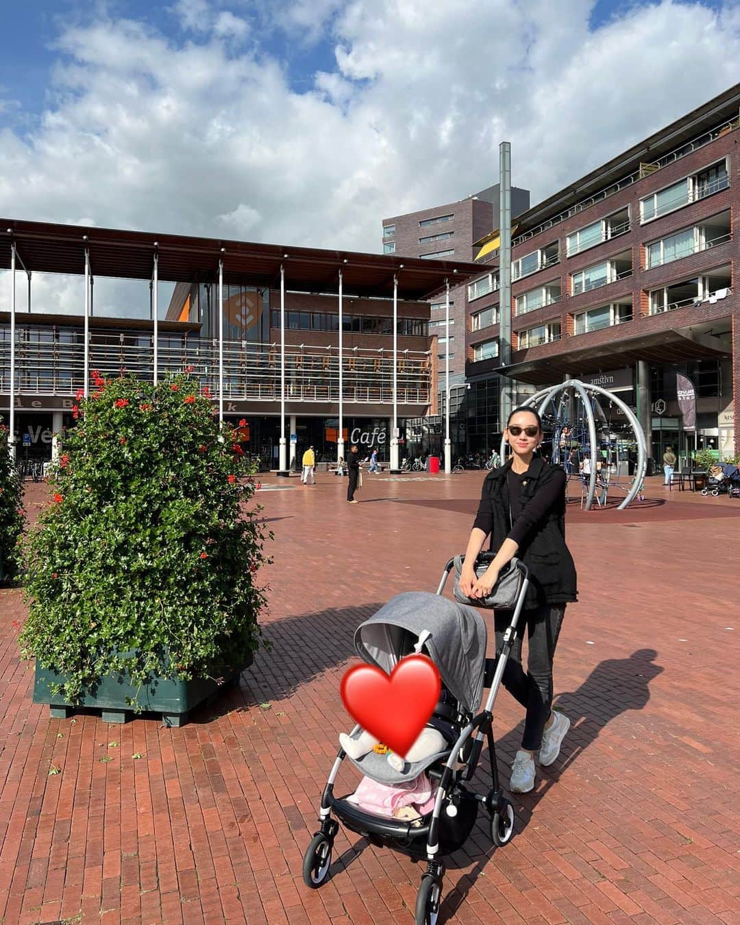 松原汐織さんのインスタグラム写真 - (松原汐織Instagram)「Our new life has started in Amsterdam🇳🇱 Please come visit us anytime 💕💕  9月末より、アムステルダムでの生活が始まりました🌷 アムステルダム在住の皆様、よろしくお願いいたします！  お友達の皆さん、ヨーロッパにお越しの際はアムスにも寄ってくださーい♡遊びに来てくれるのを待ってるよー！  家族３人で力を合わせて頑張ります🥰  ー #baby #babygirl #7monthsold #mumofagirl #lovemyfam #netherlands  #amsterdam #amstelveen #netherlands  #オランダ #オランダ生活 #アムステルダム #アムステルダム生活 #アムステルフェーン #アムステルダム子育て #オランダ子育て  #ヨーロッパ在住 #ヨーロッパ子育て #海外出産 #令和5年ベビー #女の子ママ  #shioriinNetherlands2023」10月1日 21時42分 - shiori_ma_