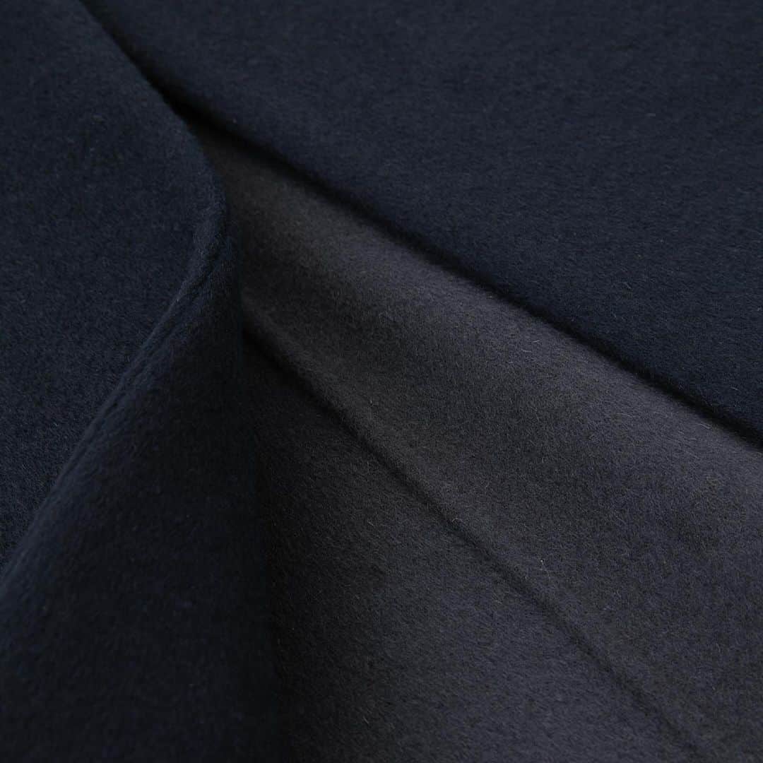 ENFÖLDさんのインスタグラム写真 - (ENFÖLDInstagram)「【COAT】 角のある衿、ラペルをポイントにミニマルにまとめた品のあるウールのロングコートです。 両面とも表面として使用可能なウールのリバー素材(二重織り素材)を使用し、毛足はしなやかなタッチのショートビーバー仕上げで、膨らみ感と弾力、毛並みには上品なつやがあります。同じ生地で見返しが付いており、よりしっかりした印象に。 あえて異なる色で二重織りし、ショートビーバー加工することで、裏の配色生地の毛羽立ちが表まで出てきて、より深みのある色合いに。 サイドのロングスリットが上品な中にも程よく抜け感を作り、日常使いしやすいデザインに仕立てました。  Product No.: 300GA130-2300 Color: BLK, RED, L/BLU, D/NVY Size: 36, 38inch Price: 64,900jpy (tax in) *10月4日Online Store (正午12時), 直営店店頭展開予定。 *直営店店頭での入荷連絡は現在承っております。ぜひ店頭までお問い合わせくださいませ。 *数に限りがございます。ご了承くださいませ。  #enfold_official #enfold #enföld」10月1日 21時42分 - enfold_official