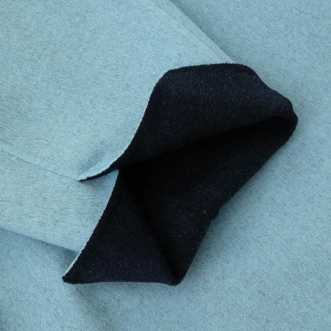 ENFÖLDさんのインスタグラム写真 - (ENFÖLDInstagram)「【COAT】 角のある衿、ラペルをポイントにミニマルにまとめた品のあるウールのロングコートです。 両面とも表面として使用可能なウールのリバー素材(二重織り素材)を使用し、毛足はしなやかなタッチのショートビーバー仕上げで、膨らみ感と弾力、毛並みには上品なつやがあります。同じ生地で見返しが付いており、よりしっかりした印象に。 あえて異なる色で二重織りし、ショートビーバー加工することで、裏の配色生地の毛羽立ちが表まで出てきて、より深みのある色合いに。 サイドのロングスリットが上品な中にも程よく抜け感を作り、日常使いしやすいデザインに仕立てました。  Product No.: 300GA130-2300 Color: BLK, RED, L/BLU, D/NVY Size: 36, 38inch Price: 64,900jpy (tax in) *10月4日Online Store (正午12時), 直営店店頭展開予定。 *直営店店頭での入荷連絡は現在承っております。ぜひ店頭までお問い合わせくださいませ。 *数に限りがございます。ご了承くださいませ。  #enfold_official #enfold #enföld」10月1日 21時43分 - enfold_official