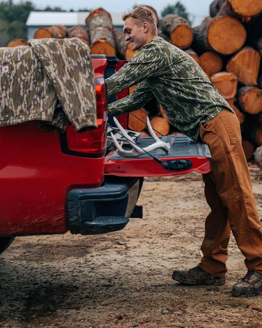 カーハートのインスタグラム：「Today’s the dawn of a new hunting season for many.  Let’s get after it.   #Carhartt」