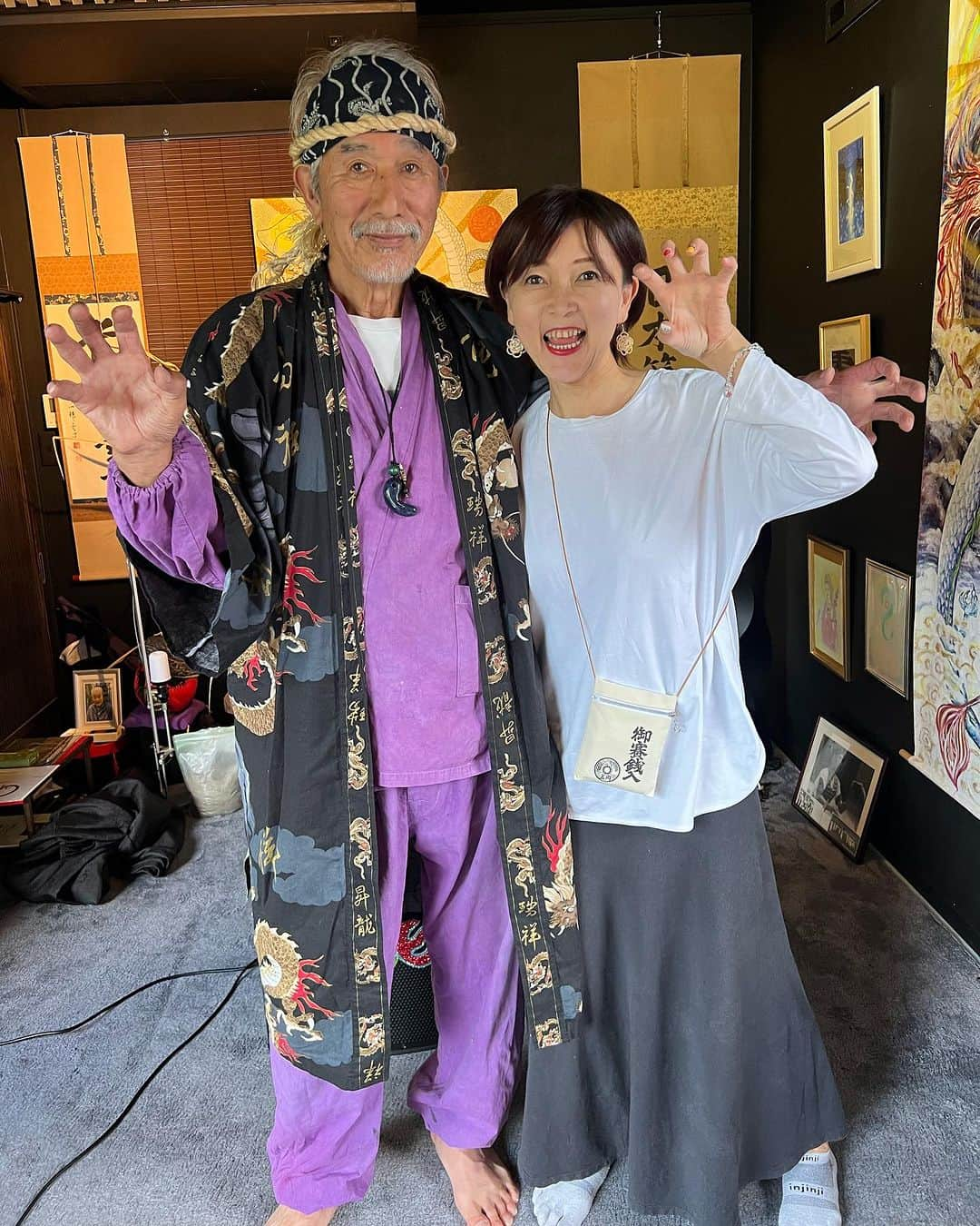 川田御早希のインスタグラム：「龍神伝説の語り部☆ 金紫龍（神尾修）さんによる「縄文古来の龍蛇神ミシャクジと空海」の語りをお聴きした後、 諏訪の要石といわれる「小袋石(おふくろいし)」へ☆ 小袋石の周囲は、方位磁石が正反対の方角を指し⁉︎分杭峠と同じような磁場の様でした☆  #小袋石  #要石 #龍神語り部  #龍神伝説 #ミシャグジ #語り部喫茶つなぐ  #空海」