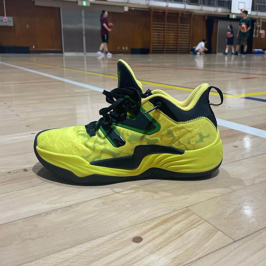 栗原祐太さんのインスタグラム写真 - (栗原祐太Instagram)「🏀basketball shoes👟 New Balance TWO WXY v3   ニューバランスにあまりないローカットのシリーズ！ 万人受けしそうな履き心地で安定感はあるけど柔らかめ。 そして足を入れる時も入れやすく履きやすい印象。  ニューバランス履いてみたいけど迷う人の最初の一足目に良いと思います！ 他のニューバランスよりは少しサイズ感が大きめに感じます！  個人的にはkawhiのモデルのシューズには勝てませんが好きな人は多いはず！ オススメの一足です👍  欲を言えばグリップがもう少し欲しい🥺   @newbalance  @newbalancehoops   #basketball #basketballshoes #バスケ　#バスケット #バスケットボール #バッシュ　#バスケシューズ #バスケットボールシューズ #ニューバランス #newbalance  #twowxyv3  #バスケコーチ #バスケットボールコーチ #kyus #栗ニック　 #kuriちゃんねる #クラブチーム #u15バスケ #部活 #バスケ部 #バスケットボール部 #社会人 #40代　#シニアバスケ」10月1日 21時54分 - yutakuri