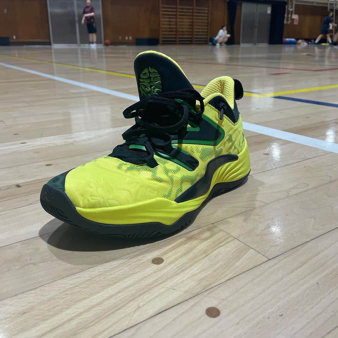 栗原祐太さんのインスタグラム写真 - (栗原祐太Instagram)「🏀basketball shoes👟 New Balance TWO WXY v3   ニューバランスにあまりないローカットのシリーズ！ 万人受けしそうな履き心地で安定感はあるけど柔らかめ。 そして足を入れる時も入れやすく履きやすい印象。  ニューバランス履いてみたいけど迷う人の最初の一足目に良いと思います！ 他のニューバランスよりは少しサイズ感が大きめに感じます！  個人的にはkawhiのモデルのシューズには勝てませんが好きな人は多いはず！ オススメの一足です👍  欲を言えばグリップがもう少し欲しい🥺   @newbalance  @newbalancehoops   #basketball #basketballshoes #バスケ　#バスケット #バスケットボール #バッシュ　#バスケシューズ #バスケットボールシューズ #ニューバランス #newbalance  #twowxyv3  #バスケコーチ #バスケットボールコーチ #kyus #栗ニック　 #kuriちゃんねる #クラブチーム #u15バスケ #部活 #バスケ部 #バスケットボール部 #社会人 #40代　#シニアバスケ」10月1日 21時54分 - yutakuri