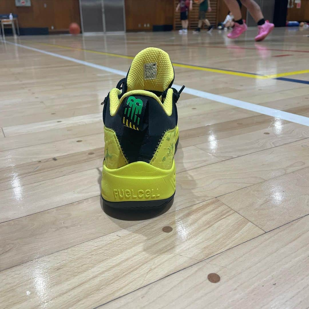 栗原祐太さんのインスタグラム写真 - (栗原祐太Instagram)「🏀basketball shoes👟 New Balance TWO WXY v3   ニューバランスにあまりないローカットのシリーズ！ 万人受けしそうな履き心地で安定感はあるけど柔らかめ。 そして足を入れる時も入れやすく履きやすい印象。  ニューバランス履いてみたいけど迷う人の最初の一足目に良いと思います！ 他のニューバランスよりは少しサイズ感が大きめに感じます！  個人的にはkawhiのモデルのシューズには勝てませんが好きな人は多いはず！ オススメの一足です👍  欲を言えばグリップがもう少し欲しい🥺   @newbalance  @newbalancehoops   #basketball #basketballshoes #バスケ　#バスケット #バスケットボール #バッシュ　#バスケシューズ #バスケットボールシューズ #ニューバランス #newbalance  #twowxyv3  #バスケコーチ #バスケットボールコーチ #kyus #栗ニック　 #kuriちゃんねる #クラブチーム #u15バスケ #部活 #バスケ部 #バスケットボール部 #社会人 #40代　#シニアバスケ」10月1日 21時54分 - yutakuri