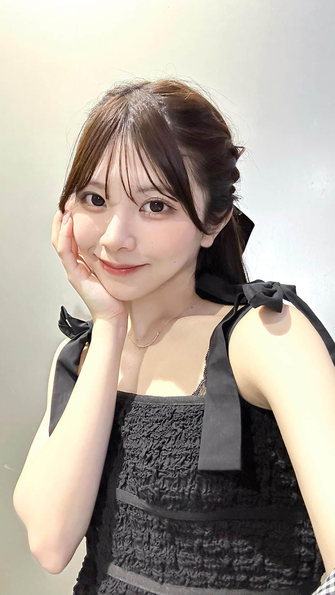 茄子はるのインスタグラム：「甘辛ブラックコーデ にまなさんが可愛くヘアアレンジしてくれたの🐈‍⬛🎀  またまだ暑すぎて余裕でノースリーブ着てる、、  早く長袖着たいなぁーー🍂🤍  ・  #reels #japantrip  #japanesegirl  #idol #ootd #frenchgirly」