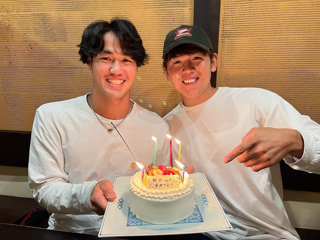 清水優心さんのインスタグラム写真 - (清水優心Instagram)「. 可愛いほその初ホームランお祝いしてきました☺️ おめでとう😭👏👏 ポンセの顔も可愛い🤣 . #細川凌平  #初ホームラン #お祝い👏 #ケーキデカすぎました #ポンセナイスピッチング」10月1日 21時47分 - s.yushi10