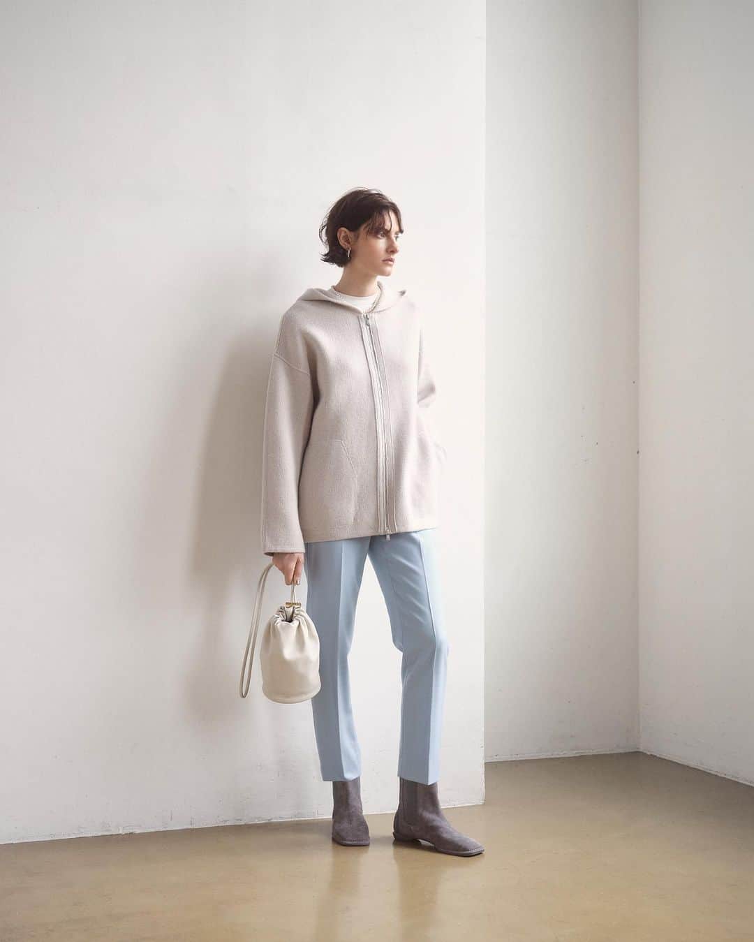 Theory luxe official account.のインスタグラム：「［CYZY ELEGANCE］  爽やかなライトブルーのパンツで秋冬スタイルに華やぎを  澄み切った空のような清涼感に溢れたライトブルーのパンツ。 暗い色ばかりになりがちな秋冬コーディネートの差し色として活躍し、華やかさを添えてくれる。  計算された丈感のクロップドパンツはショートブーツとのバランスもよく、もたつき感ゼロ。  リラクシーなニットフーディを合わせて大人の余裕を感じさせながら、パンツのカラーが引き立つクリーンな装いを完成させて。  #theoryluxe #セオリーリュクス #ニットカーディガン #パンツスタイル #カラーパンツ」