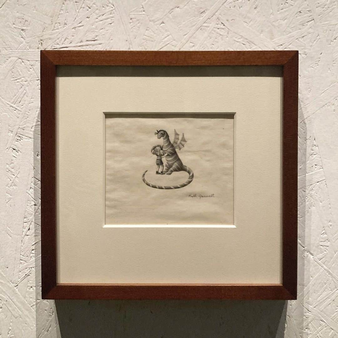 加藤小夏さんのインスタグラム写真 - (加藤小夏Instagram)「エルマーの冒険展(2回行った)、原画…素晴らしかった…ふむ…人間というのはこんな絵が描けるのか…と人間の私でも思った。 1枚目の本やら絵本やらがいっぱいあるコーナーは心が躍って仕方なかった…あれもこれも全部読みたかった。私には出会わなきゃいけない本がきっとまだまだ沢山あるのだろう…この人生の間で出会わねば…と強く思った。良い本を読まない人は、字の読めない人と等しいってソクラテスが言ってたし。(急にソクラテス)」10月1日 21時48分 - __cnp_