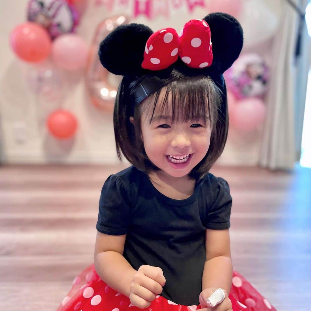 いわさきふきこ のインスタグラム：「娘、4歳のお誕生日。 かわいい奇跡の1枚が撮れたので、取り急ぎ公開します。 (カメラを向けるとすぐにふざけた顔をするので、不意打ちに何十枚も撮りました🤭)   #令和元年生まれ #令和元年10月生まれ #4歳 #4歳誕生日 #4歳女の子」