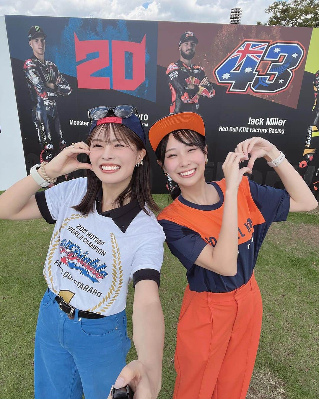 津田知美さんのインスタグラム写真 - (津田知美Instagram)「. motoGP 日本GPで遊んできました✌️ 3日間のサーキットでのつだの装いと推しです💙  ラッキーガールにょきたんありがとうね❣️」10月1日 21時49分 - tmm_tsuda