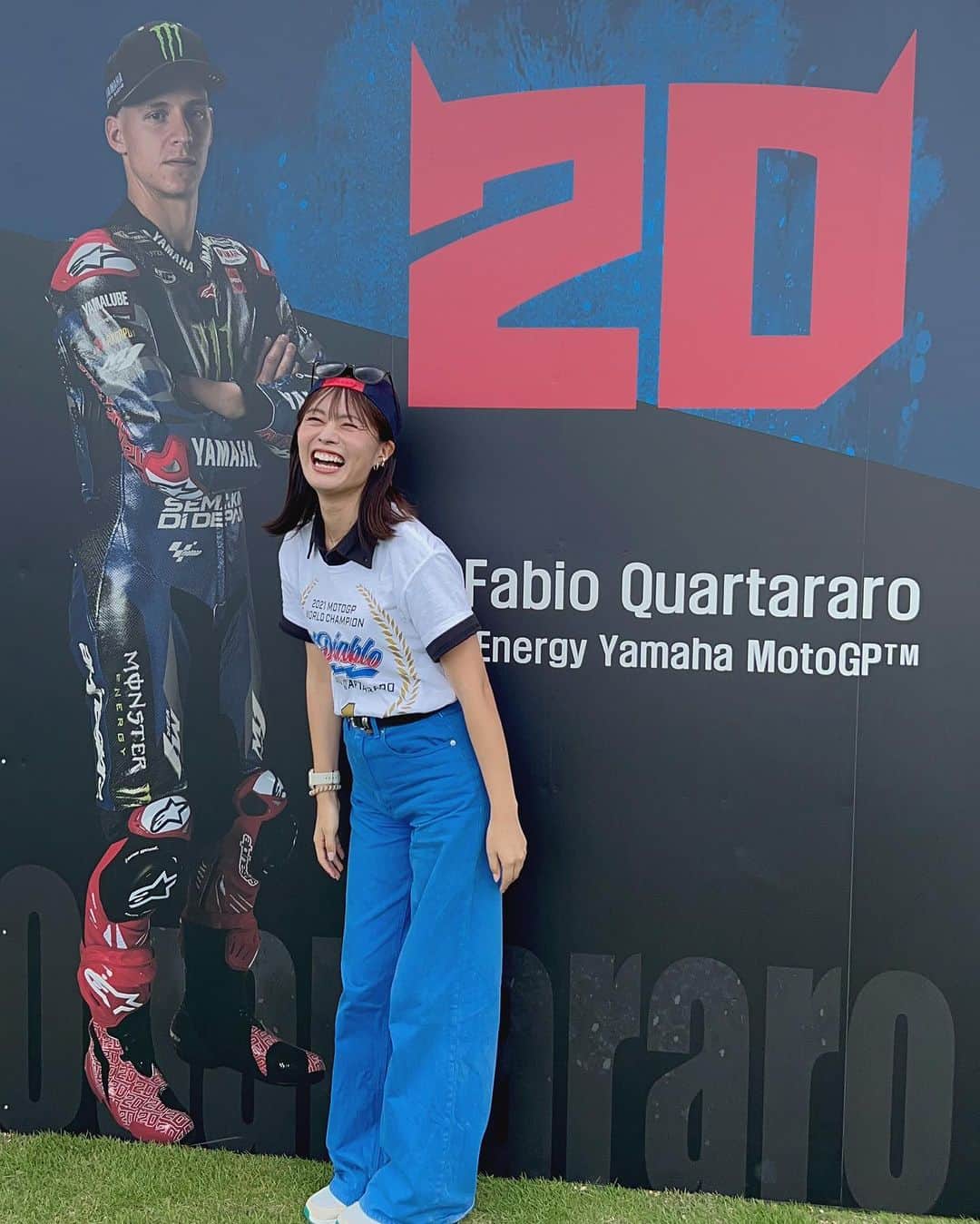 津田知美のインスタグラム：「. motoGP 日本GPで遊んできました✌️ 3日間のサーキットでのつだの装いと推しです💙  ラッキーガールにょきたんありがとうね❣️」