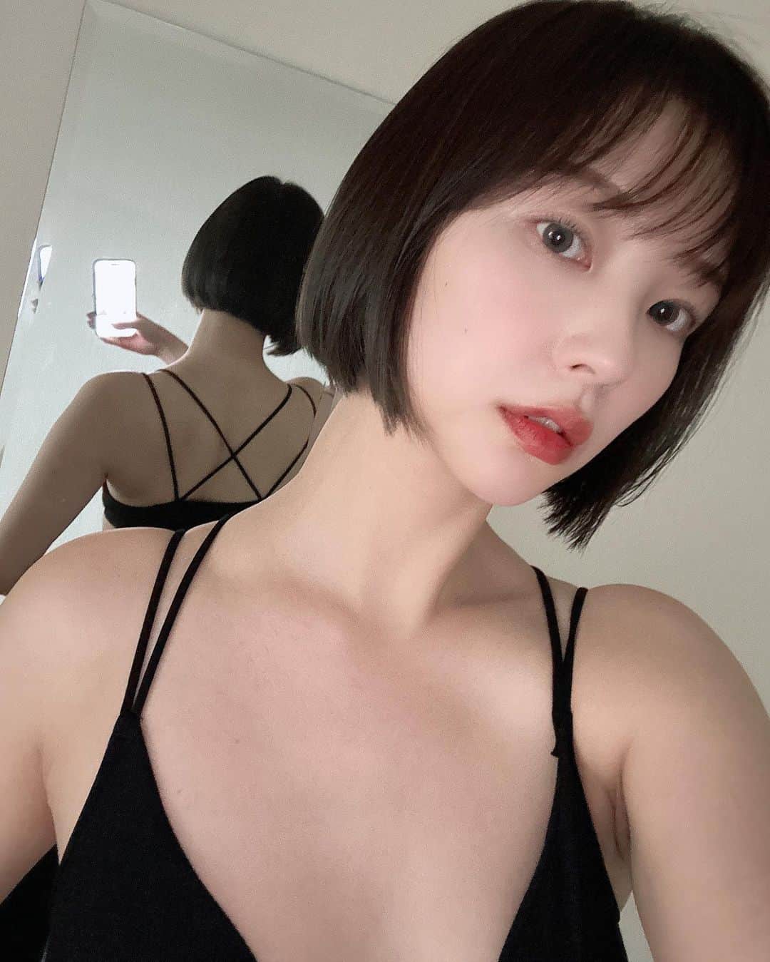 岡田ゆり子のインスタグラム：「✂︎✂︎✂︎  がっつり切ってもらったよー！ すっきりさっぱり〜☺️  #復活ミニボブ #ミニボブ #ボブ #ボブヘア」