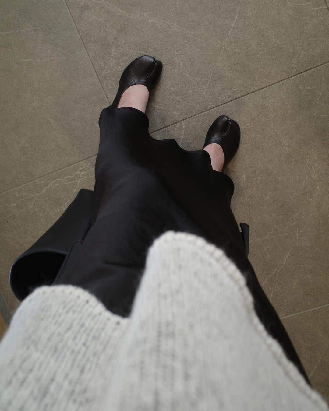 石元歩唯さんのインスタグラム写真 - (石元歩唯Instagram)「@amel_official__ sheer knit sweater / white,black 10/4- satin mermaid skirt / beige,black 10/4-  サンダル合わせでも、パンプスやブーツ合わせでも着られる、透け感のあるニットとサテンスカートの組み合わせ。♡  ほっこりした印象になりがちなニットに、光沢感のあるサテンスカートを合わせるのが好きでお気に入りのスタイリング🫶🏻  ハイウエストのスカートは沢山持ってるけど、今年はローウエストでゆるく着るのも気分です☺️」10月1日 21時50分 - 518aichi