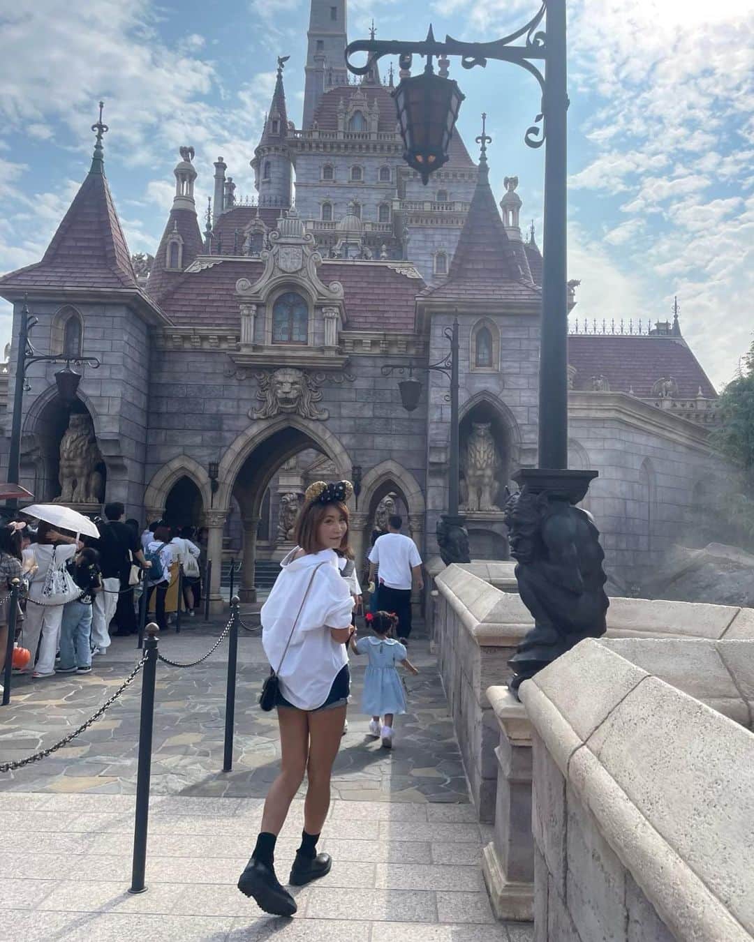 mizuのインスタグラム：「DL40周年なんだってね 私のほうが先輩ｮ🥀  #美女と野獣  #お城🏰 #コスプレいっぱいいた  #クオリティ高すぎてびびる  #本物との見分けがわからない #むしろ本物に遭遇しなかった #ハロウィン #今度はコスプレしてきたいな #やっぱりBarbieで？」