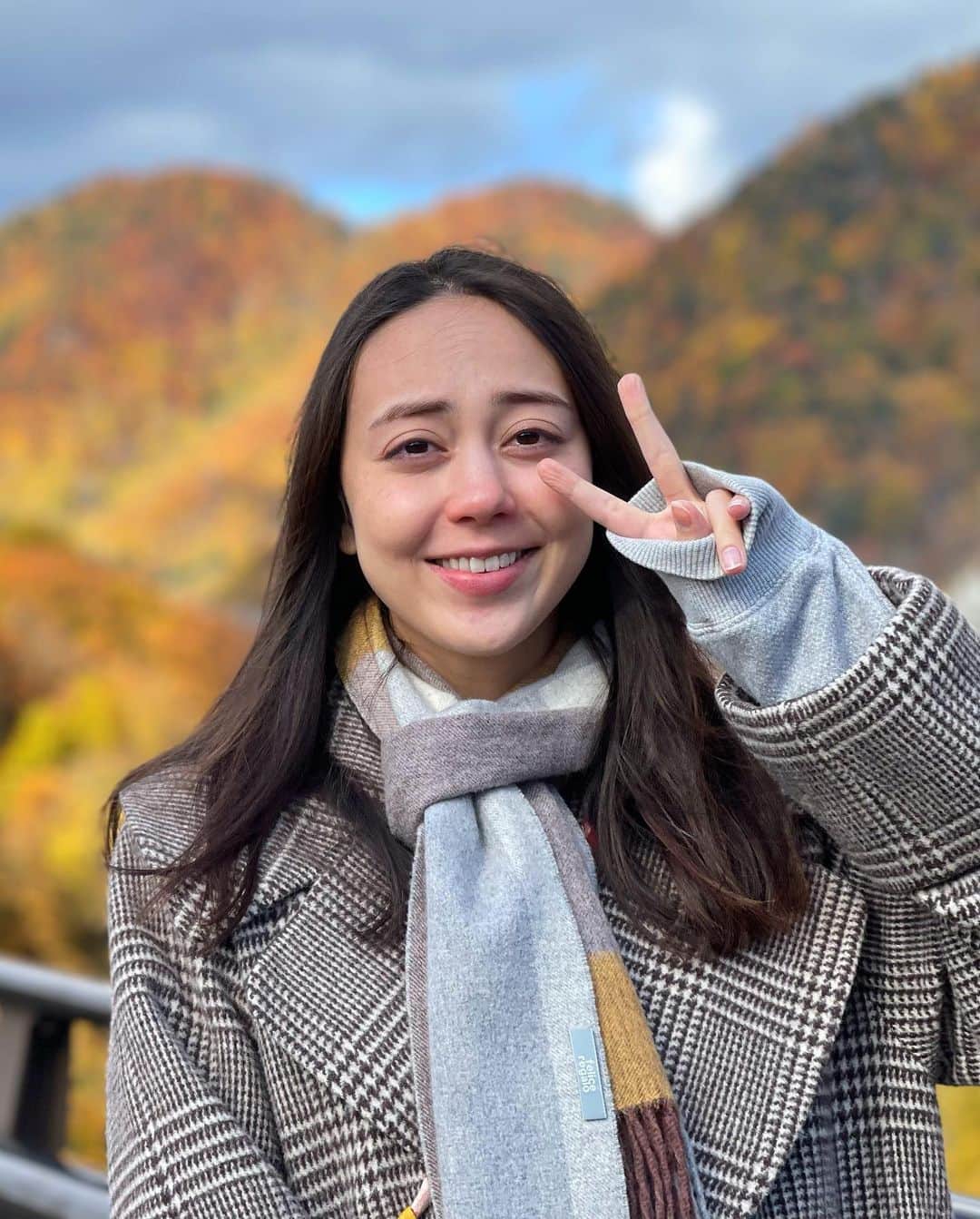 河野真也さんのインスタグラム写真 - (河野真也Instagram)「#HTB秋の大感謝祭 にお越し下さった皆様、本当にありがとうございました。  さつまいもを練り込んだモッチモチの柔らかいお餅で、さつまいも餡とカスタードクリーム、そしてリンゴのコンポートを包んだ「大福レボリューション」、可能な限り作って作って、２４００パック完売となったそうです！ 本当にありがとうございます！  買えなかったというお声もたくさん頂いていて申し訳ないんですが、一つ一つ手作りで職人さんが作って下さっているので、おそらくこれが限界だと思われます🙇‍♂️  初日の売れ方を見て、出来る限りの、いやそれ以上の数を作って下さった北区新琴似の「もち工房みやび」さん！お店の方にも美味しい大福がたくさん！放送にも出た「もちいなり」もメチャクチャ美味しいのでぜひ！ @mochi__miyabi   さつまいもは、土屋まりアナが社会人一年目からお母さんのように見てくれている「いもや」さん。これからの季節、さらに食べたくなる焼き芋がたくさん^_^  「焼き芋いもや」 豊平区平岸2条15丁目5-22  そして、「欧風洋菓子 エル・ドール」さんのアップルパイに使われているリンゴのコンポートがいいアクセントになってました！ぜひ、お店でアップルパイも食べてみてください^_^ @ailedore_sapporo   これまでロケでお世話になった３店舗のコラボ。 ここでしか食べられない大福でした。  土屋まりの「しあわせ散歩」卒業記念となった感じですね〜。  明日からイチモニ！がリニューアルし、その土屋をMCに迎えて、共にお送りします。  土屋って、なんかどこに行っても、ふてぶてしくやりそうでしょ？ それが意外と人見知りで、緊張するんですよね🤣  でも僕は、朝の情報番組のＭＣとは……みたいな事を気にせず、そのままやったらいいと思ってます。  土屋は土屋らしく。  新しい朝番組のＭＣ像というものを作るつもりで、  そのままやって、  偉い人に怒られたらいいと思ってます🤣🤣🤣  皆さん、あたたかい目で見てやって下さい^_^  @htb_maritsuchiya   #北海道愛がとまらない #北海道 #hokkaido  #イチモニ！ #イチオシ‼︎ #しあわせ散歩」10月1日 21時51分 - okurahoma_kawano