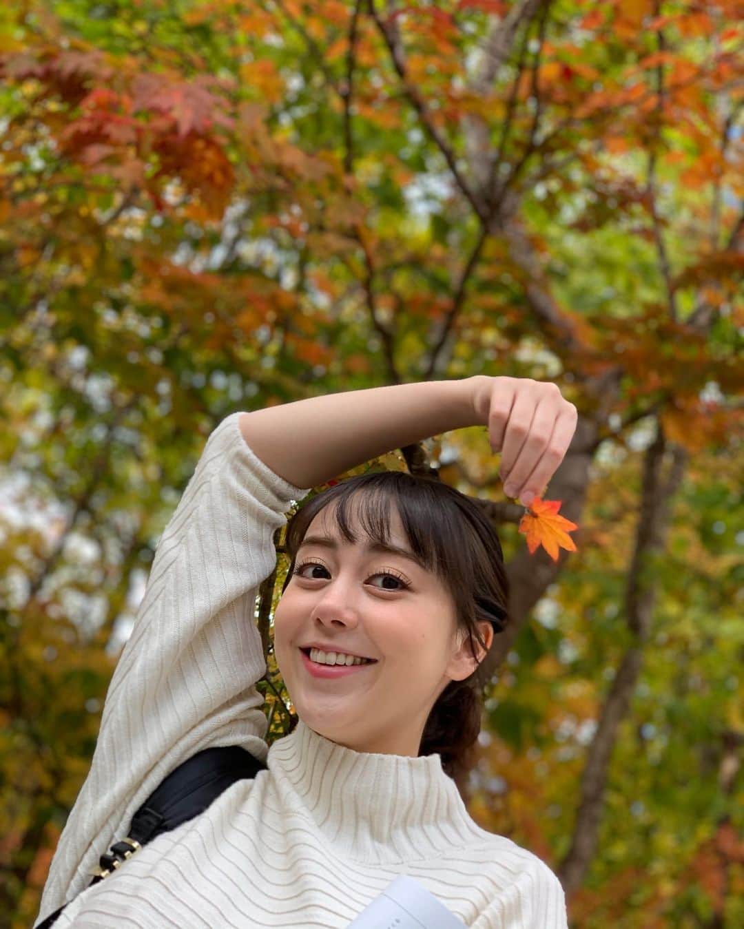 河野真也さんのインスタグラム写真 - (河野真也Instagram)「#HTB秋の大感謝祭 にお越し下さった皆様、本当にありがとうございました。  さつまいもを練り込んだモッチモチの柔らかいお餅で、さつまいも餡とカスタードクリーム、そしてリンゴのコンポートを包んだ「大福レボリューション」、可能な限り作って作って、２４００パック完売となったそうです！ 本当にありがとうございます！  買えなかったというお声もたくさん頂いていて申し訳ないんですが、一つ一つ手作りで職人さんが作って下さっているので、おそらくこれが限界だと思われます🙇‍♂️  初日の売れ方を見て、出来る限りの、いやそれ以上の数を作って下さった北区新琴似の「もち工房みやび」さん！お店の方にも美味しい大福がたくさん！放送にも出た「もちいなり」もメチャクチャ美味しいのでぜひ！ @mochi__miyabi   さつまいもは、土屋まりアナが社会人一年目からお母さんのように見てくれている「いもや」さん。これからの季節、さらに食べたくなる焼き芋がたくさん^_^  「焼き芋いもや」 豊平区平岸2条15丁目5-22  そして、「欧風洋菓子 エル・ドール」さんのアップルパイに使われているリンゴのコンポートがいいアクセントになってました！ぜひ、お店でアップルパイも食べてみてください^_^ @ailedore_sapporo   これまでロケでお世話になった３店舗のコラボ。 ここでしか食べられない大福でした。  土屋まりの「しあわせ散歩」卒業記念となった感じですね〜。  明日からイチモニ！がリニューアルし、その土屋をMCに迎えて、共にお送りします。  土屋って、なんかどこに行っても、ふてぶてしくやりそうでしょ？ それが意外と人見知りで、緊張するんですよね🤣  でも僕は、朝の情報番組のＭＣとは……みたいな事を気にせず、そのままやったらいいと思ってます。  土屋は土屋らしく。  新しい朝番組のＭＣ像というものを作るつもりで、  そのままやって、  偉い人に怒られたらいいと思ってます🤣🤣🤣  皆さん、あたたかい目で見てやって下さい^_^  @htb_maritsuchiya   #北海道愛がとまらない #北海道 #hokkaido  #イチモニ！ #イチオシ‼︎ #しあわせ散歩」10月1日 21時51分 - okurahoma_kawano