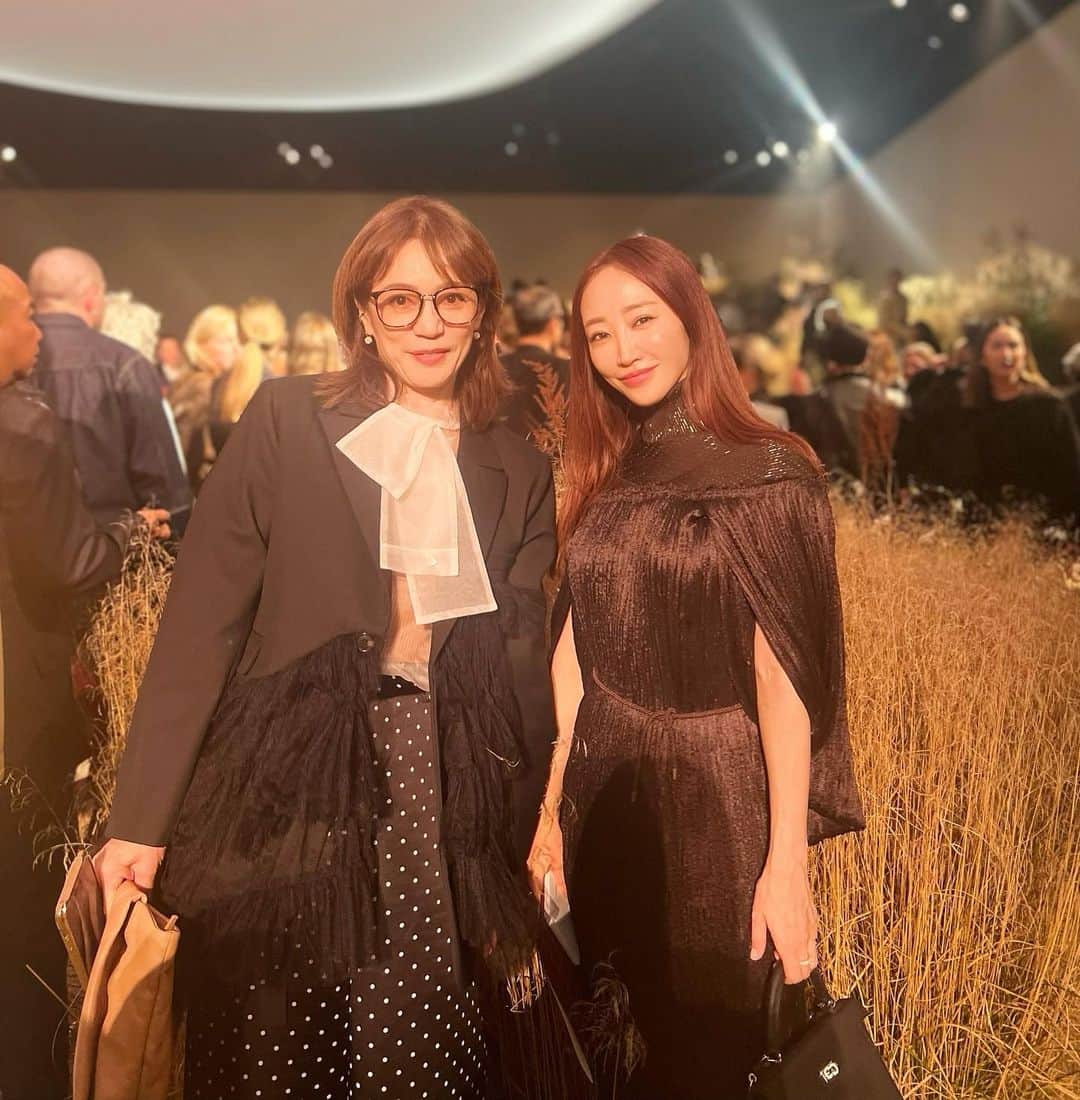 神崎恵のインスタグラム：「・ パリで行われたHERMESのショー会場にて、 アコさんと。 草花が伸びやかに生い茂る会場。 一面に敷き詰め広がる藁のかおりに包まれる心地いい空間。 小道のようなランウェイは、モデルが歩くたびに草花がさわさわとやさしく揺れ、その様もとても美しかったです。 ブラウン、レッド、ホワイト、マルーン、ブラック、色や素材、シルエットの美しさはもちろん、 重なる肌との関係も美しく目が離せなくなりました。 整いながらも嫋やか。 HERMESの世界を堪能しました。 ヘアやメイクにも惹きつけられたし、 春夏仕立てのカゴバックやプリュム、バーキンも素敵でした。  会場の草花は、再び植え替えられるとのことです。  rip・eye ・face #HERMES dress・bag #HERMES #ｴﾙﾒｽ  #HERMES #HERMES2024ss」