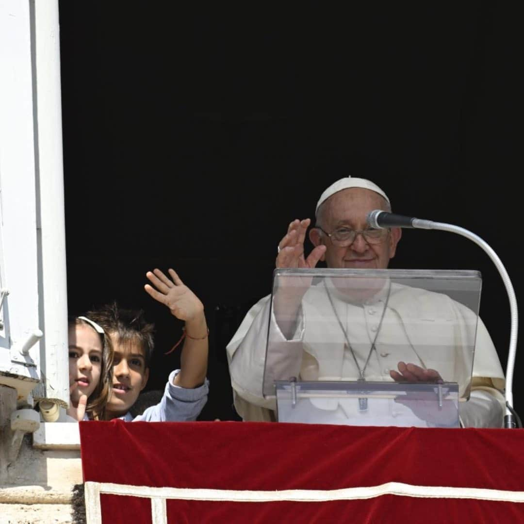 フランシスコ（ローマ教皇）のインスタグラム：「EN: On November 6, in Paul VI Hall, I will meet with children from all over the world. It will be a meeting that will manifest the dream each of us has: to retrieve the pure sentiments of children for the Kingdom of God belongs to those who are like children. Children teach us how to be transparent in relationships, how to spontaneously welcome those who are strangers, and how to respect all of creation. Dear children, I too look forward to learning from all of you!   ES: El 6 de noviembre, en el Aula Pablo VI, tendré un encuentro con niños de todo el mundo. Es un encuentro para manifestar el sueño de todos: volver a tener sentimientos puros como los niños, porque el Reino de Dios pertenece a los que son como niños. Los niños nos enseñan la claridad de las relaciones y la aceptación espontánea del extraño y el respeto de toda la creación. Queridos niños, los espero a todos para aprender yo también de ustedes.   PT: No 6 de novembro, na Sala Paulo VI, encontrar-me-ei com crianças de todo o mundo. Um encontro para manifestar o sonho de todos nós: voltar a ter sentimentos puros como as crianças. Porque aquele que é puro como uma criança pertence ao Reino de Deus. As crianças nos ensinam a clareza dos relacionamentos, o acolhimento espontâneo de estranhos e o respeito por toda a Criação. Queridas crianças e todos vocês, estou esperando para aprender com vocês também   IT: Il 6 novembre, nell’Aula Paolo VI, incontrerò bambini di tutto il mondo. Si tratta di un incontro per manifestare il sogno di tutti: tornare ad avere sentimenti puri come i bambini, perché a chi è come un bambino appartiene il Regno di Dio. I bambini ci insegnano la limpidezza delle relazioni e l’accoglienza spontanea di chi è forestiero e il rispetto per tutto il creato. Cari bambini, vi aspetto tutti per imparare anch’io da voi」