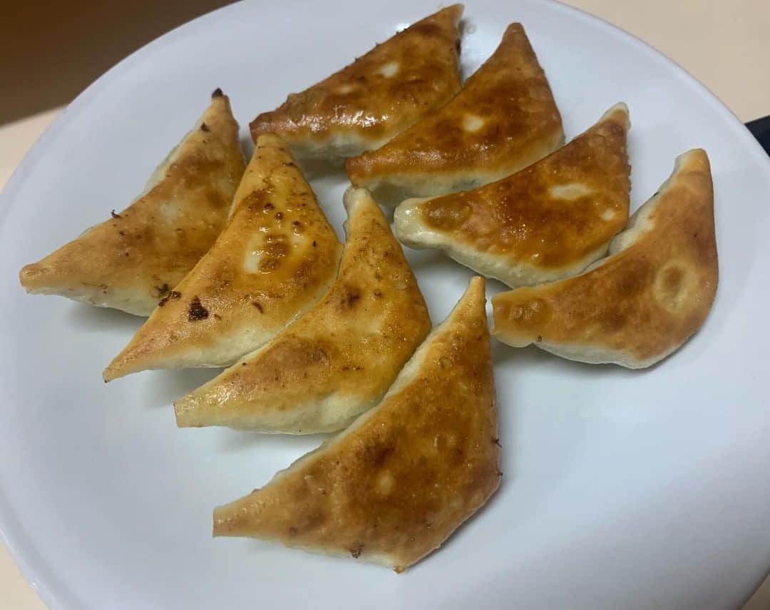 のインスタグラム：「晩飯！！ #ミキ漫2023 #宮崎公演終わり #宮崎で家族と晩ご飯！ #目的のお店に行く前に #たまたま前を通って気になりすぎたので入店！ #黒兵衛 さん！ #何度か宮崎の餃子をいただいたことがあって #嫁がおいしかったから行きたいということで #即入店！ #うまいー！ #皮パリで #でも具を優しく包んでる！ #こうやって気になった店にすぐ入る感じ！ #もう楽しい！ #宮崎だいぶ楽しい！ #まだ楽しみ続くと思ったら #宮崎だいぶ楽しい！」