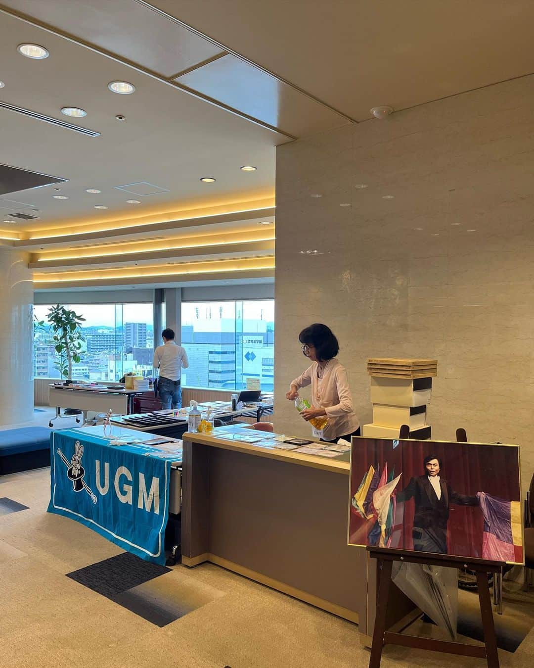 のインスタグラム：「UGMのマジックコンベンション2023に行ってきました。ガラショーだけでしたが存分に楽しみ、また 昨年亡くなった山本勇次さんを偲ぶことも出来ました。 ほんとは出演者全員と記念撮影したかったけど時間は無限ではなく、、 峯村健二さんとは遥か昔朝までマジック談義をしたこともあるんですよ。 ボナ植木師とヒロサカイ師と カズカタヤマ師　の 大御所3人。全員がまるで違うポーズなのが素晴らしいでしょ？「色」ってこういうことやろな。 そしてチャベツのデルサルワク校長とディメールさん 憧れですよね、、、  ご挨拶したかった方はたくさんですか、早々に退散。 だって、名古屋飯が待ってますから。ってことでお許しいただき。 #ugm #山本勇次 #マジック #天平 #山本浩史 #菰原裕  #伝々 #イウンギョル  #峯村健二 #ディメール」