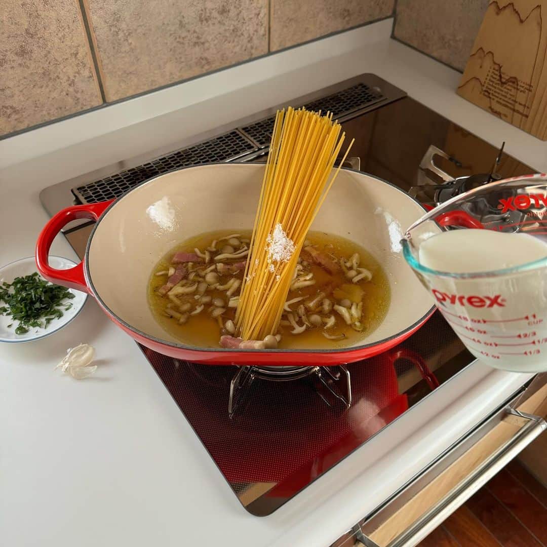 Tesshiさんのインスタグラム写真 - (TesshiInstagram)「お鍋ひとつでめんつゆ和風ミルクスープスパゲッティ One pot Japanese milk spaghetti soup with Mentsuyu sauce #yummy #homemade #healthy #pasta #spaghetti #mentsuyu #onepotmeal #onepotpasta #おいしい #パスタ #スパゲッティ #めんつゆ #ワンパンパスタ #ワンパンレシピ #マカロニメイト #フーディーテーブル #手作り  めんつゆさまさま🤤 オリーブオイル大2、にんにく1かけ、ベーコン40g、きのこひとつかみ、めんつゆ(創味のつゆ4倍濃縮)大1〜、水1カップ、麺100g、塩ひとつまみ、牛乳1カップ、塩胡椒、大葉など 2 tbsp olive oil, 1 clove garlic, 40g bacon, a bunch of Shimeji mushrooms, 1~ tbsp Mentsuyu sauce, 200ml water, 100g spaghetti, a pinch of salt, 200ml milk, salt, pepper and Shiso…  すみません、生活がどうしても忙しく、1日1投稿してきたのを今月から不定期に、、、ご迷惑をおかけします。いつもありがとうございます♡」10月1日 21時56分 - tmytsm