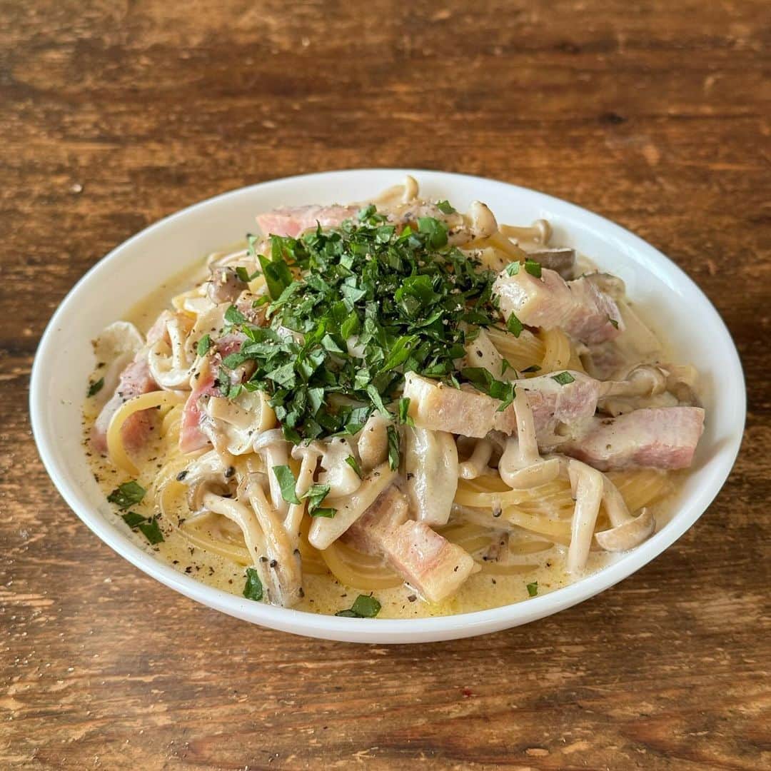 のインスタグラム：「お鍋ひとつでめんつゆ和風ミルクスープスパゲッティ One pot Japanese milk spaghetti soup with Mentsuyu sauce #yummy #homemade #healthy #pasta #spaghetti #mentsuyu #onepotmeal #onepotpasta #おいしい #パスタ #スパゲッティ #めんつゆ #ワンパンパスタ #ワンパンレシピ #マカロニメイト #フーディーテーブル #手作り  めんつゆさまさま🤤 オリーブオイル大2、にんにく1かけ、ベーコン40g、きのこひとつかみ、めんつゆ(創味のつゆ4倍濃縮)大1〜、水1カップ、麺100g、塩ひとつまみ、牛乳1カップ、塩胡椒、大葉など 2 tbsp olive oil, 1 clove garlic, 40g bacon, a bunch of Shimeji mushrooms, 1~ tbsp Mentsuyu sauce, 200ml water, 100g spaghetti, a pinch of salt, 200ml milk, salt, pepper and Shiso…  すみません、生活がどうしても忙しく、1日1投稿してきたのを今月から不定期に、、、ご迷惑をおかけします。いつもありがとうございます♡」