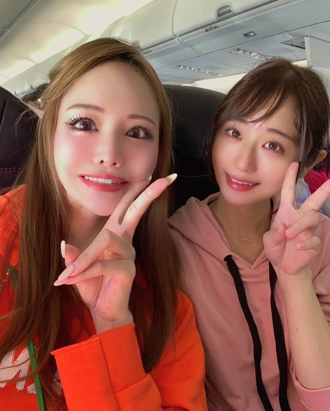 桜ゆみさんのインスタグラム写真 - (桜ゆみInstagram)「りりちゃんと何気に初フライト✈️💕  めっちゃ頭良くて本物のまとも人間なのに こんなオレンジ女🍊と仲良くしてくれて面白い😹 たまに天然で素でボケてるところも大好き😹💕  ジェントルからもう何年経ったんだろ🫣 仲良しのお友達と出会えて大感謝💗！  りりちゃん今は不動産屋さんだから、 賃貸探し&売買のお手伝いもしてくれるよん💕 ガチの院卒&宅建独学で一発合格してる才女だから 安心してお任せして大丈夫🫶🫶✨  ▶︎ @riri_realestate   . #空の上 #日帰り旅行」10月1日 21時57分 - yumi.sakura1111