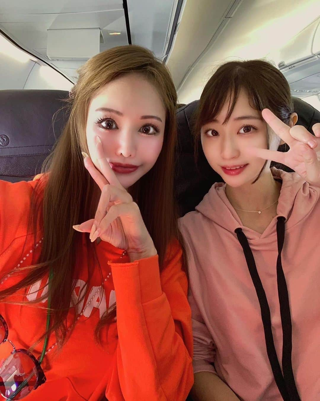 桜ゆみのインスタグラム：「りりちゃんと何気に初フライト✈️💕  めっちゃ頭良くて本物のまとも人間なのに こんなオレンジ女🍊と仲良くしてくれて面白い😹 たまに天然で素でボケてるところも大好き😹💕  ジェントルからもう何年経ったんだろ🫣 仲良しのお友達と出会えて大感謝💗！  りりちゃん今は不動産屋さんだから、 賃貸探し&売買のお手伝いもしてくれるよん💕 ガチの院卒&宅建独学で一発合格してる才女だから 安心してお任せして大丈夫🫶🫶✨  ▶︎ @riri_realestate   . #空の上 #日帰り旅行」