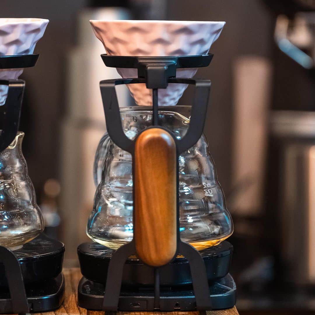 Mel Coffeeのインスタグラム：「こんにちは！ いつもMel Coffee Roastersをご利用いただき ありがとうございます🍂  10月に入り、めっきり秋らしい気候になりましたね！ そして今日は国際コーヒーの日☕️ それにちなんでクーポンを配信しておりました！ ご利用いただいた皆さま ありがとうございます😊  ⭐️国際コーヒーの日、とは？ 紅茶でも、スープでも、お鍋でも。 暖かい方が美味しいものは 気候が涼しくなるとより美味しさが増しますよね🕺🏻 コーヒーも同じで、いつ飲んでももちろん美味しいけれど 涼しくなってきたらもっと沁み渡っていきますよね☺️ 日中は少し暖かい気温も続いておりますが 上記の理由で、本来秋めいてくる10月頃にコーヒーの需要が高まっていきます。 また、コーヒーチェリーの収穫が終わり また新たに次のチェリーを育てていく 新しい節目でもあることも加味され、 10月1日が国際コーヒーの日として定められました。  また、暑すぎる日々が過ぎると焙煎や抽出もだんだん安定してくるので 私たちもコーヒーを淹れやすくなっています🤸(よね？)  ハンドドリップをしたことがない、ブラックコーヒーに挑戦しようかな？などなど これを機に ぜひコーヒーへの新しい一歩を踏み出してみてはいかがでしょうか〜♡  今週もありがとうございました！ また火曜日、お会いしましょう🙆  平日10:00-18:00 土日祝 11:00-18:00 でお待ちしております🤞🏻 (月曜日はおやすみ😴)  #melcoffeeroasters #osaka #specialtycoffee #coffee #pourover #coffeestand #大阪 #スペシャルティコーヒー #コーヒースタンド」