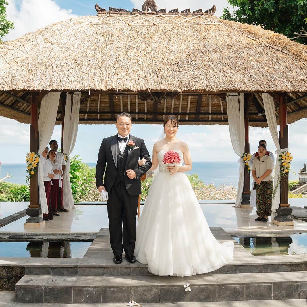 H.I.S. ウェディング（エイチ・アイ・エス）のインスタグラム：「実際のお客様のお写真と体験談をアップしてます✨  式場の雰囲気や演出、挙式後のご感想など参考にしてくださいね🌼💓  本日の花嫁はこちら✍️ ーーーーーーーーーーーーーーーーーー 【式場】　#バリ島　#アヤナリゾート　バリ ーーーーーーーーーーーーーーーーーー  人気リゾートの結婚式相談受付中です‼︎ プロフィールトップからHPをチェック🌺 ▶︎ @his_wedding  —————————————————————— #バリウェディング #リゾート婚 #リゾート挙式 #リゾートウェディング #リゾ婚 #結婚式準備　#プレ花嫁 #バリ花嫁  #バリ結婚式 #his花嫁 #バリ挙式準備 #バリウェディングレポ #式場探し #式場迷子 #結婚式 #2023秋婚 #2023冬婚　#バリ旅行 #his卒花」
