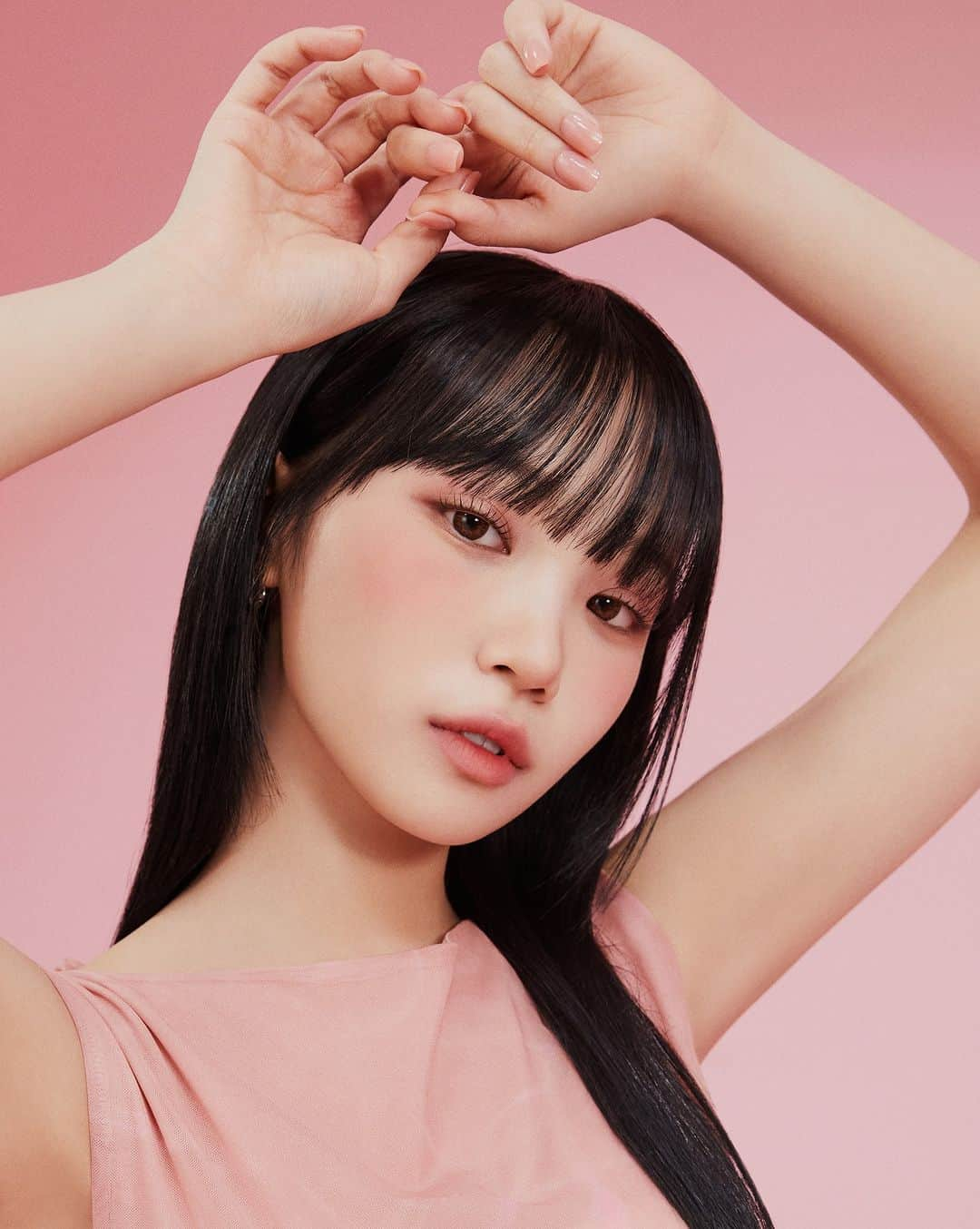 MAKE UP FOR EVER OFFICIALさんのインスタグラム写真 - (MAKE UP FOR EVER OFFICIALInstagram)「REVEAL YOUR ARTISTRY   Our brand ambassador @_chaechae_1's fresh look was created using our new Artist Face Blush in the shade Iridescent Opal Pink.  #ArtistryIsCalling #MAKEUPFOREVER」10月1日 22時00分 - makeupforever