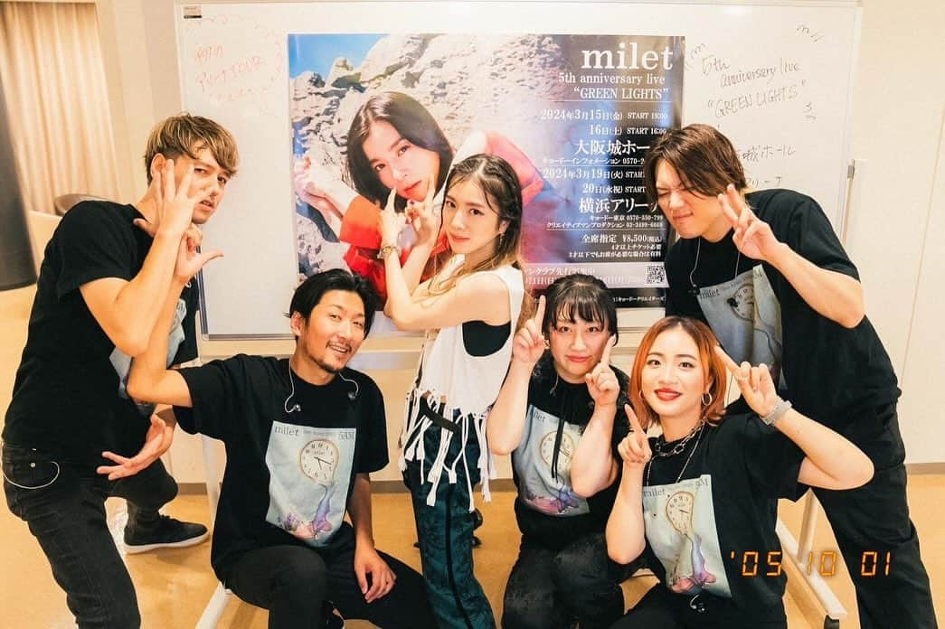 miletのインスタグラム：「#milet_5AM TOUR @大阪 おおきにでした！ 声出しができる大阪は面白い野次が行き交って最高。楽しいから友達と話すみたいにMCが伸びちゃう。歌うつもりなかった曲まで歌っちゃった🫢笑 あ、でもみんな、こうたくんを甘やかしちゃダメだよ！笑  今日発表したように 次は大阪は…！大阪城ホールだ #milet  Photo by @momoko_8k  (1枚目)」