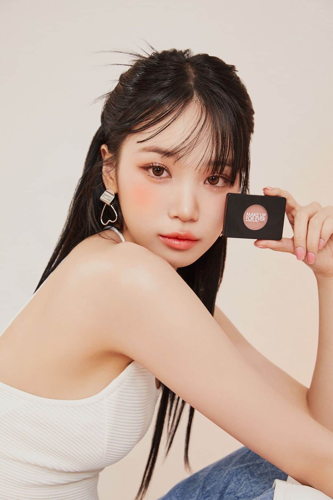MAKE UP FOR EVER OFFICIALのインスタグラム：「REVEAL YOUR ARTISTRY   Our brand ambassador @_chaechae_1's fresh look was created using our new Artist Face Blush in the shade Iridescent Opal Pink.  #ArtistryIsCalling #MAKEUPFOREVER」