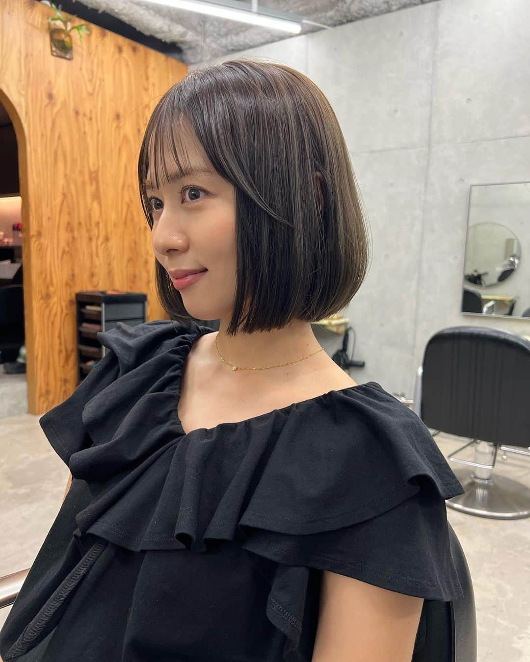 安藤絵里菜のインスタグラム：「・ ちょっぴり秋のイメチェン🍁 5、6cm切ったよ💇‍♀️  カラーは暗くしたように見えるけど、はじめだけ。 髪の毛が綺麗に見える、とってもいい色♡  ありがとうございました🫶 @ryo_hair   #ボブ#ショートボブ#ボブヘア#ボブカラー#イメチェン」