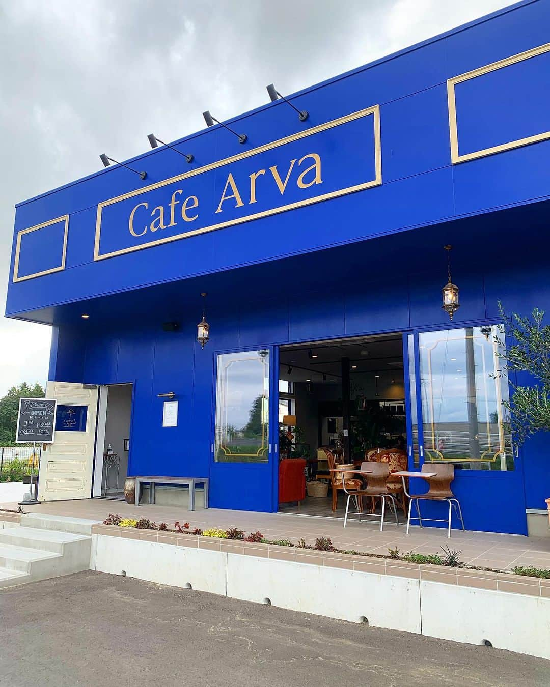 小松彩夏さんのインスタグラム写真 - (小松彩夏Instagram)「⁡ 先日、宮城県登米市にある【cafe arva】 @cafe_arva さんへランチへ🍽 ⁡ 今回は仙台からではなく 実家のある一関から向かいました🚘 ⁡ 一関から宮城県の北部は本当に近い👏 （といっても運転はお友達がしてくれてましたが😝笑） ⁡ まずはパスタを🍝 私はペペロンチーノにしました✨ ⁡ サラダもセットです🥗 ⁡ モチモチの麺にニンニクがしっかりきいていてとっても美味しかったです😋💕 ⁡ 食後のデザートはパンケーキ🥞✨ ⁡ これが本当にフワフワで お口の中が幸せでした🥰❤️ ⁡ お友達とシェアしたけど美味し過ぎて1人1つ余裕で食べられたねと話していました🤣🤣🤣 ⁡ お隣がお花屋さんだったのでお花を眺めながら食事を楽しめるのも嬉しかったです☺️💐 ⁡ 店内もおしゃれだし、テラス席もあったのでお天気のいい日は気持ちよさそう☀️🌱 ⁡ 一関からも仙台からも行きやすいのでお近くの方は 是非行ってみてくださいね😉❣️ ⁡ #仙台 #仙台ランチ #宮城県 #宮城 #宮城ランチ #宮城グルメ #仙台デート #仙台 #仙台市 #宮宮城 #仙台グルメ #ドライブ #カフェランチ #仙台カフェ #仙台パンケーキ #パンケーキ #🥞」10月1日 22時00分 - official_ayaka_502