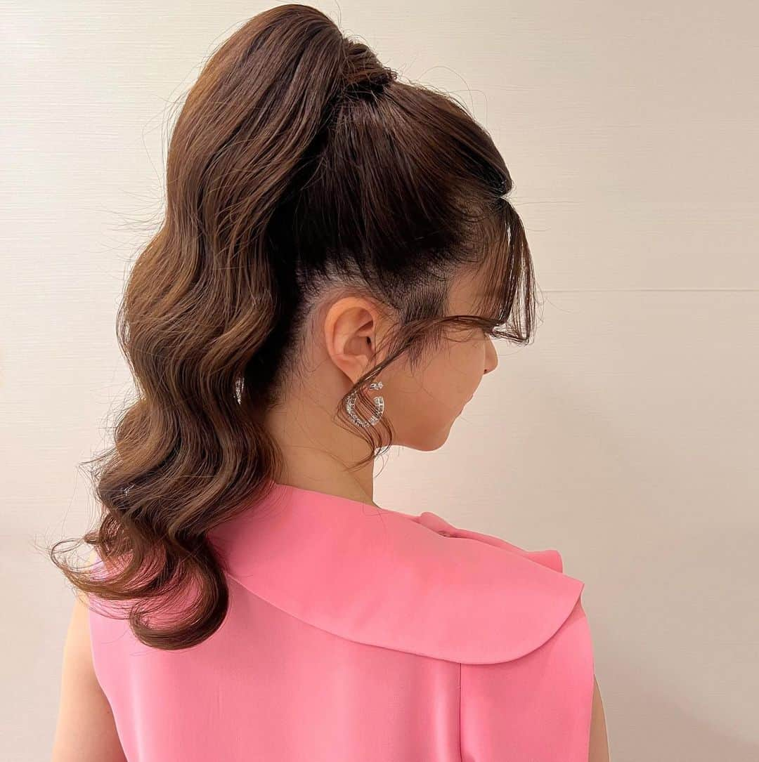 Tomoyo Kitamuraさんのインスタグラム写真 - (Tomoyo KitamuraInstagram)「お客様ヘアセット✨ ウェーブで高めのポニーテール  #ヘアメイク #プレ花嫁 #外注ヘアメイク #前撮り #2023冬婚  #ヘアセット #2023秋婚 #ヘアアレンジ #グラハイ花嫁 #パレス花嫁 #アンダーズ花嫁 #ウェスティン花嫁  #chanel  #シャネル #ウェディングドレス  #ウェディングヘア #前撮りヘア #dior #ディオール #ポニーテール #2024春婚」10月1日 22時00分 - tmy_o3.pugmi