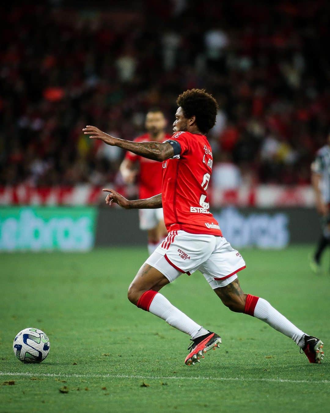 ルイス・アドリアーノのインスタグラム：「Temos muito trabalho pela frente. Sabemos da nossa capacidade e responsabilidade com essa camisa. Vamo, vamo, Inter! 💪🏿」