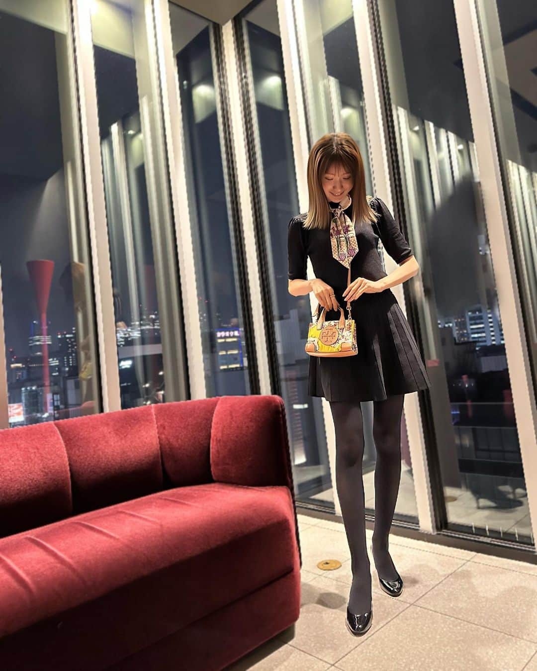 杉枝真結さんのインスタグラム写真 - (杉枝真結Instagram)「☺︎ 写真を振り返ってみると… 東京タワーが映り込んでいる！ 何度見ても、とても綺麗で大好き🗼💕  黒を着たい！気分だった日😉 小物達の柄も好みなものばかり。  友達と晩御飯を食べ終わった後に… 張り切って、わざわざパンケーキを食べに行ったのは そういう日もある🫢ということで🥞(笑)  #東京タワー #ootd #outfit #ファッション #私服 #黒 #柄 #小物 #女子会 #晩御飯 #パンケーキ #関西弁 #笑」10月1日 22時11分 - mayusugieda_official