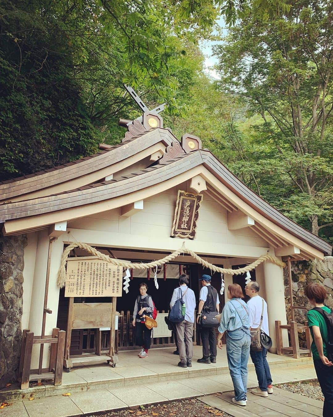 Rie fuさんのインスタグラム写真 - (Rie fuInstagram)「Spirited away to this mystical shrine in the mountains - Togakushi, Nagano. Where the ancient Gods and Goddesses danced and brought back light to this world.  週末は長野市戸隠（とがくし）神社へ⛩️ 奥社への40分のハイキング（後半はハードな登山）参道コース、行き着いたのは意外と小さな神社だったけど、道のりが最高に神秘的。個人的には伊勢神宮並みのパワースポットでした🔋 #長野　#長野観光　#戸隠神社奥社 #パワースポット　#japantravel #nagano #spiritual #japaneseshrinemaiden」10月1日 22時03分 - riefuofficial