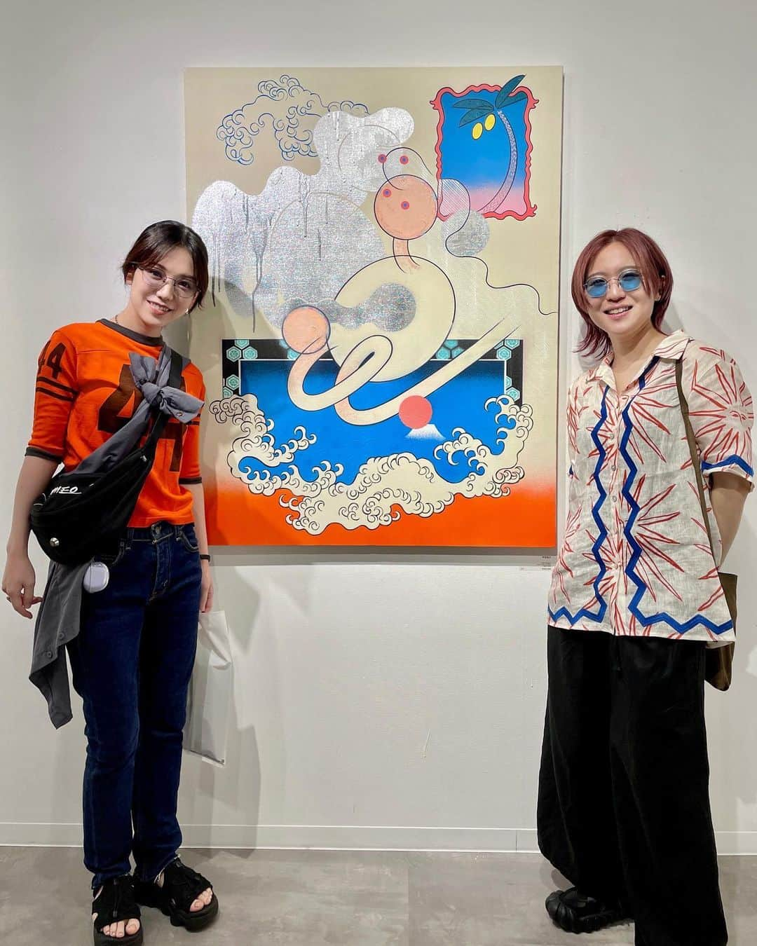 田上真里奈のインスタグラム：「おいおいおい 最っっ高ぅー  大河紀さん @nori_okawa の個展「成る絵画」に行きました。 憂き世の中、優しくて他人の痛みがわかる人の愛と救いのバキバキスパークエナジーを見たような気がします。 わたし泣き笑顔で爛々とした目になって観てました。 生で観られてよかったー！  会場が、色々言う前にとにかく紀さんの作品が好きィー！って人たちが集まってました。 わかるー。  #大河紀 #noriokawa」